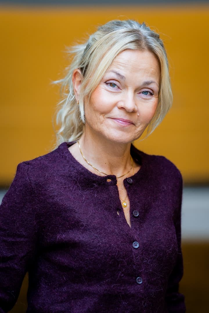 Camilla har på lilla genser og ser inn i kameraet.