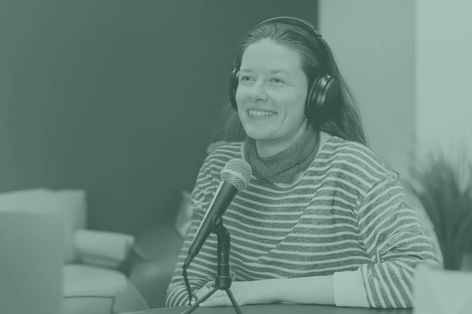 Vilde sitter foran en mikrofon og leder en podkast.