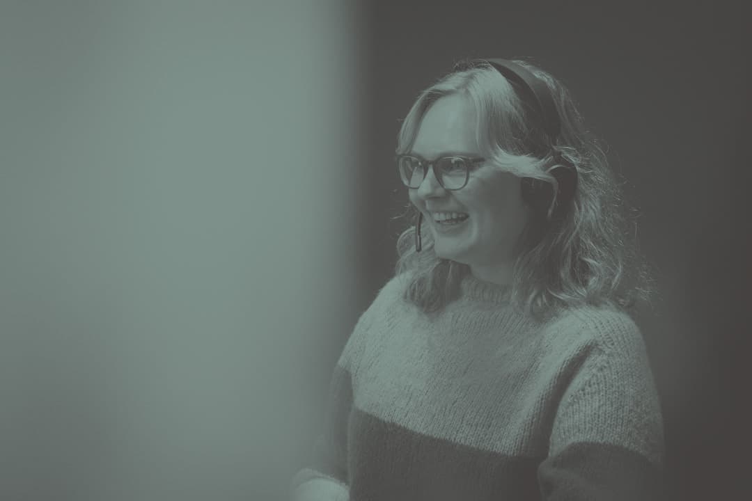 Person med headset som prater.